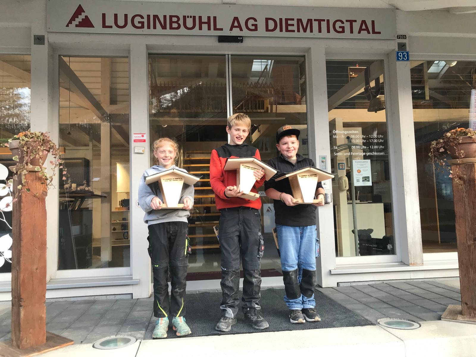 
Ein Tag voller Kreativit&auml;t, Teamgeist und handwerklichem Geschick!

Am diesj&auml;hrigen Zukunftstag durften drei neugierige Kids bei uns einen spannenden Einblick in unsere vielseitige Branche gewinnen. In unserer Werkstatt konnten sie ihrer Kreativit&auml;t freien Lauf lassen und ihr ganz eigenes Holz-Vogelhaus bauen.

Gefragt waren vor allem handwerkliches Geschick, Vorstellungskraft und Teamarbeit &ndash; und all das haben die Kids mit Bravour gemeistert.

Wir freuen uns, junge Talente auf ihrem Weg begleiten zu d&uuml;rfen und ihnen die Faszination unseres Handwerks n&auml;herzubringen.






&nbsp;



&nbsp;


&nbsp;

&nbsp;

&nbsp;


